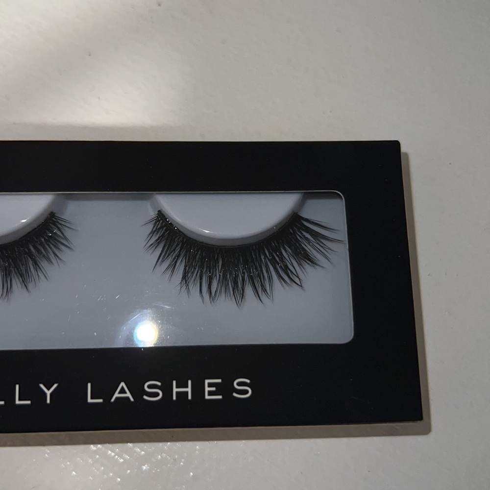 Lashes - Picture 4 of 4